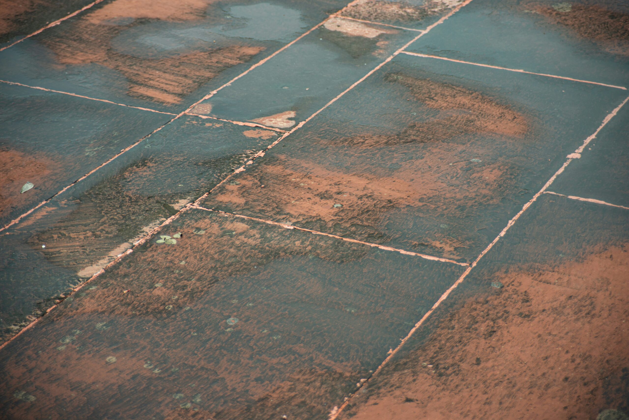 Acumulación de agua y charcos sobre superficie de hormigón