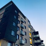 Edificio (lateral der.) modern apartment building