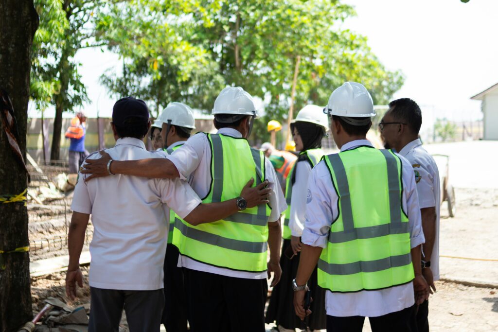 Operarios (lateral izq.) construction workers team
