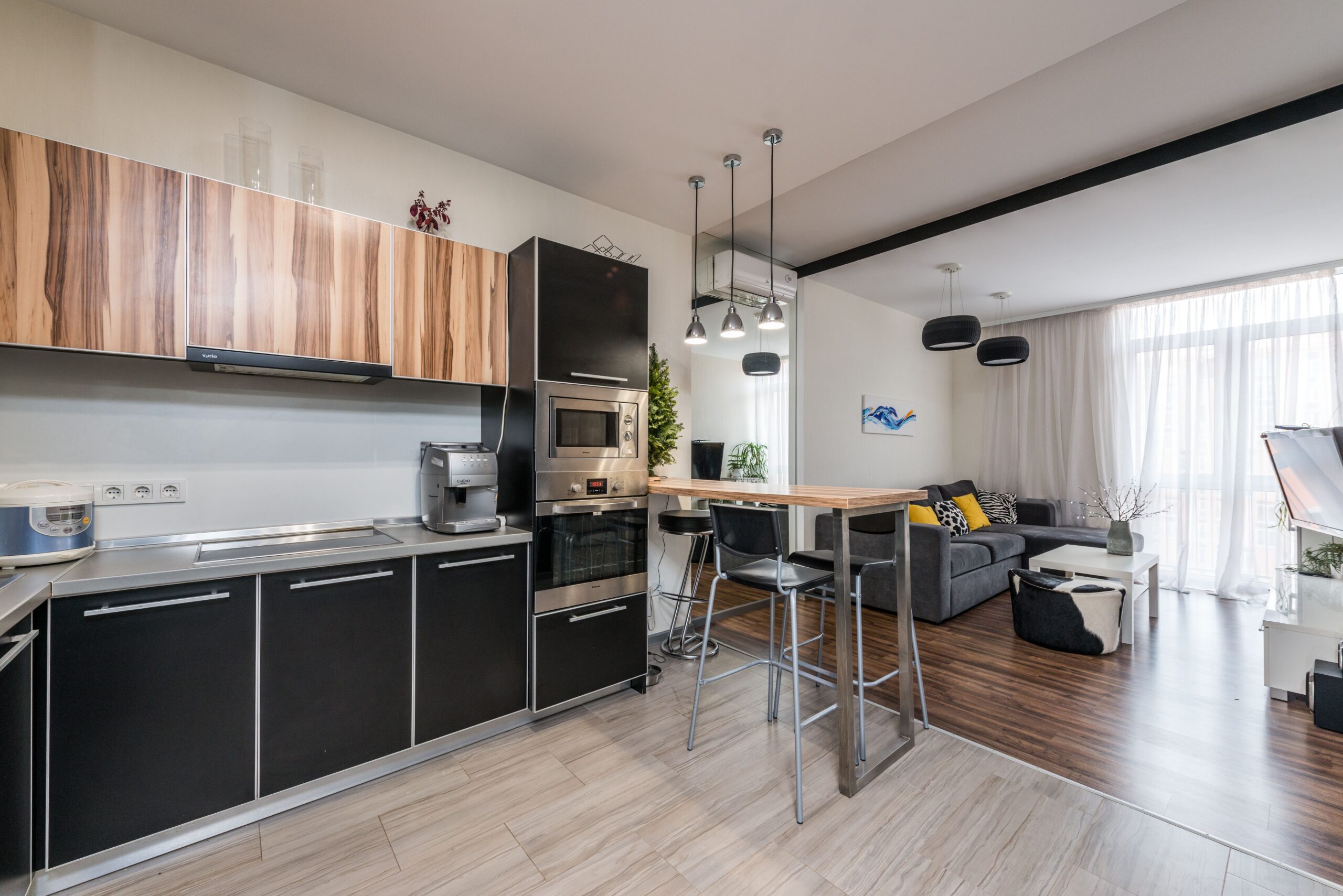 Diseño interior moderno y luminoso de una vivienda modular terminada